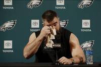 Jason Kelce verkündet auf einer Pressekonferenz sein Karriereende nach 13 Jahren bei den Philadelphia Eagles. Es fließen Tränen.