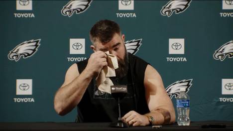 Jason Kelce verkündet auf einer Pressekonferenz sein Karriereende nach 13 Jahren bei den Philadelphia Eagles. Es fließen Tränen.
