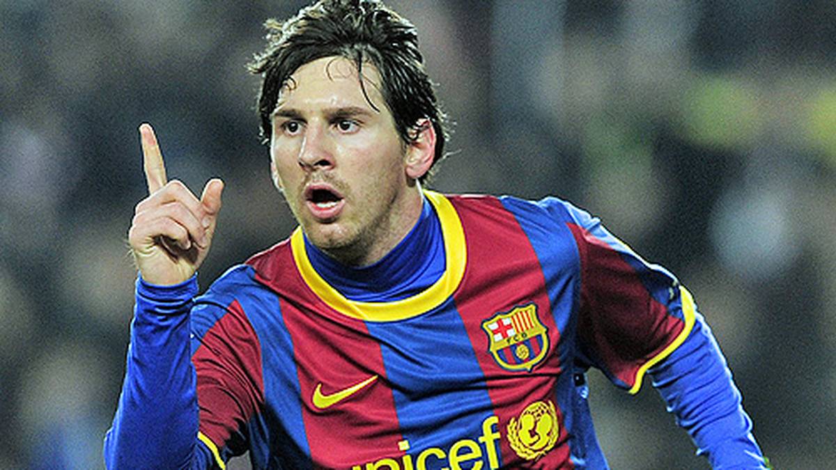 Wer sonst als Lionel Messi? Der "Zauberfloh" bringt Barca einmal mehr per Elfmeter in Front - Cristiano Ronaldos Strafstoßtor auf der anderen Seite bringt dessen Team letztlich nichts