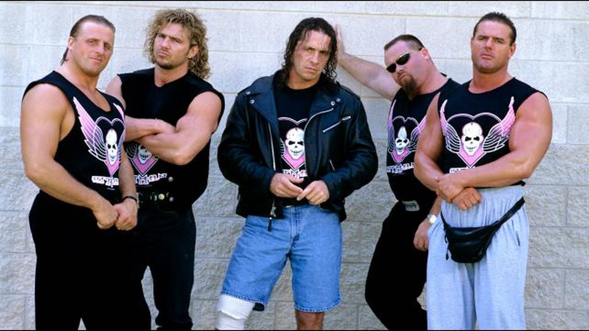 Tragisch: Harts alte Weggefährten aus der Hart Foundation sind allesamt zu früh verstorben: Bruder Owen Hart (l.) bei einem missglückten Ring-Stunt 1999, Brian Pillman (2.v.l..) 1997 an Herzversagen, Schwager "British Bulldog" Davey Boy Smith 2002 aus demselben Grund, Jim "The Anvil" Neidhart 2018 schließlich infolge von Alzheimer