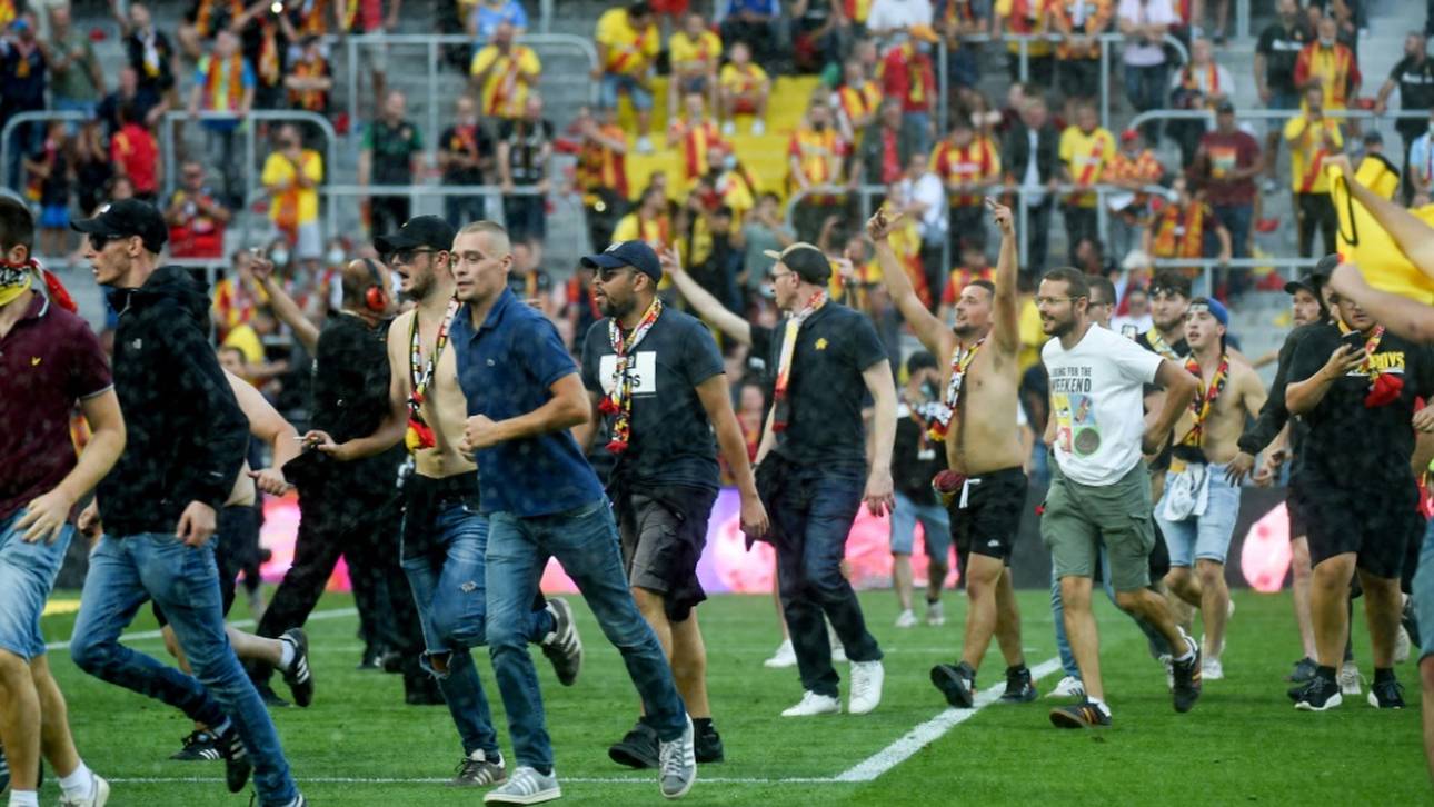 Lens greift nach Platzsturm seiner Fans durch