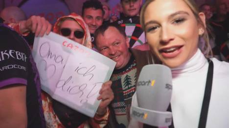 Die Fans im Ally Pally sind auch in diesem Jahr wieder in Höchstform. Dennoch denken einige Fans an ihre Wurzeln und schicken Grüße.