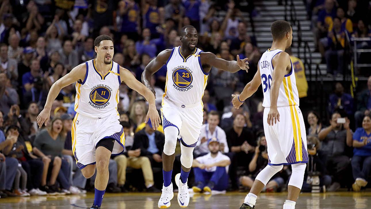 Klay Thompson (l.), Draymond Green (M.) und Steph Curry bilden das Herz der Super-Warrirors