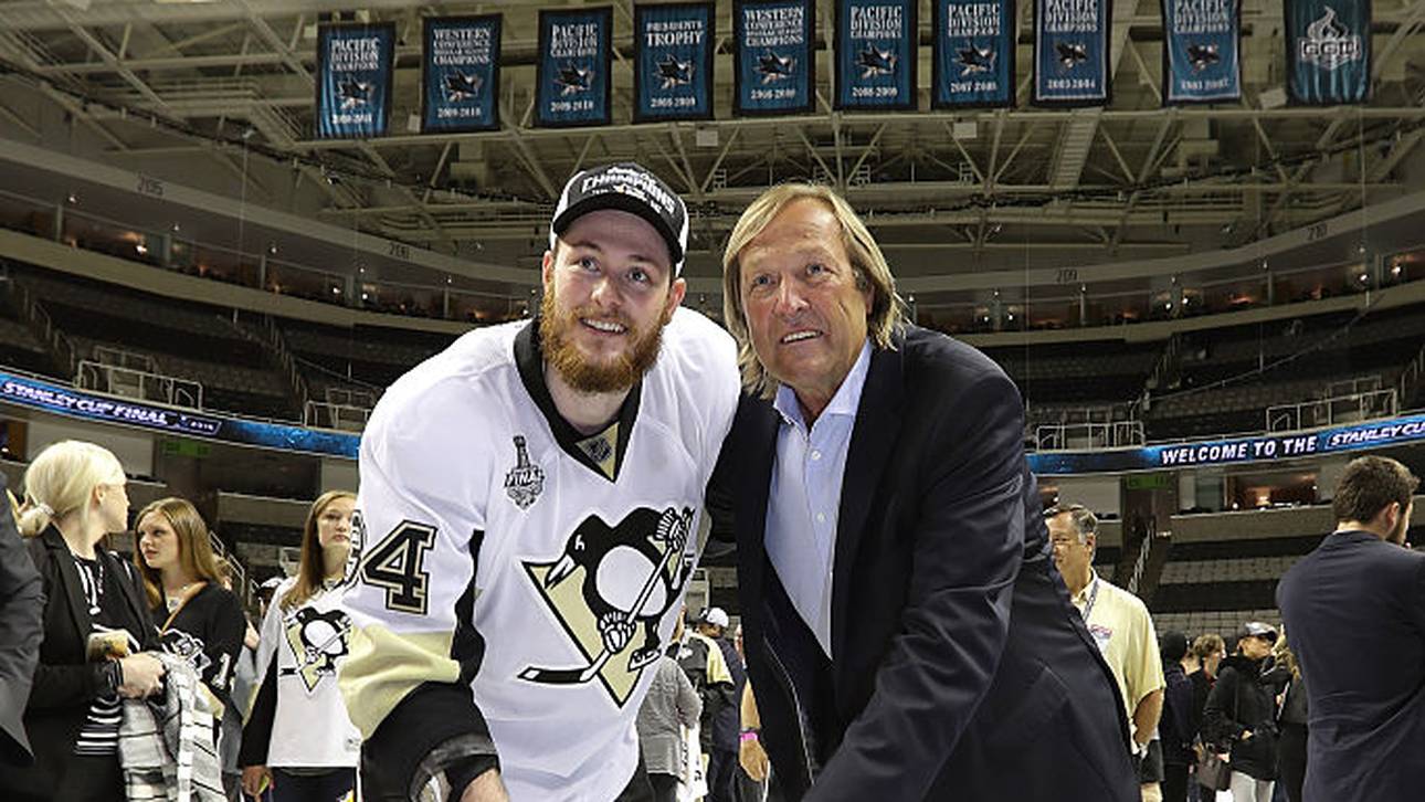 Tom (l.) und Erich Kühnhackl posieren mit dem Stanley Cup