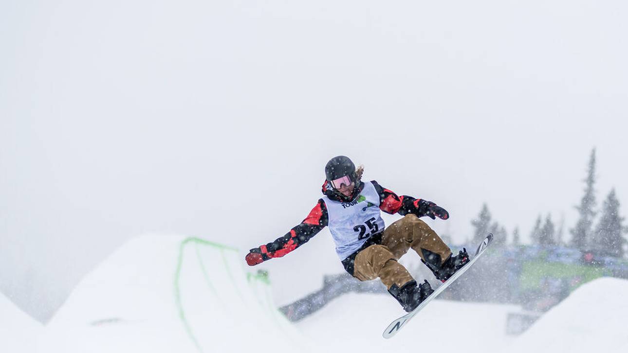 Teenager mit Snowboard-Weltrekord