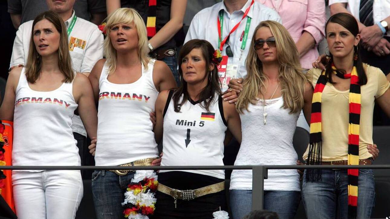 Monica Podolski (2. v. r.) hält sich in Sachen Social Media eher zurück