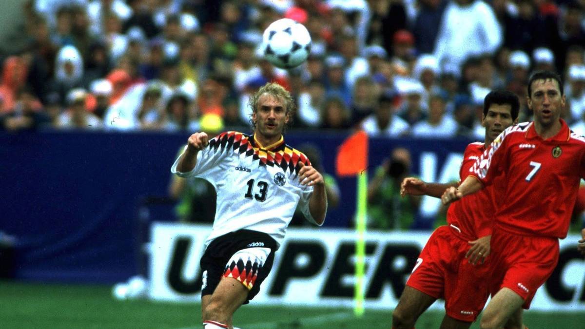 RUDI VÖLLER: "Tante Käthe" bestreitet 73 Spiele für die Leverkusener, in denen er an 43 Toren beteiligt ist. Nach seinem Karriereende ist er von 1996 bis 2000 Sportdirektor bei Bayer, bevor er als Teamchef der Nationalmannschaft übernimmt