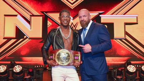 WWE-Vorstand Triple H (r.) steht zu Velveteen Dream