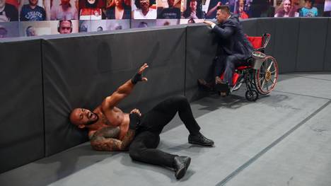 Ricochet legte bei WWE RAW einen irren Sprung hin, The Miz (r.) begutachtet den Schaden