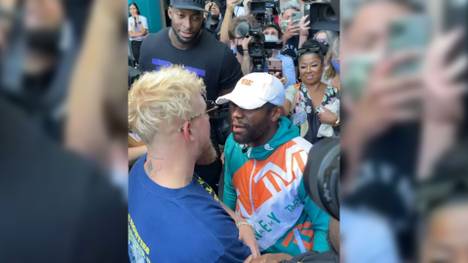 Bei der Pressekonferenz vor dem Kampf von Floyd Mayweather und dem YouTuber Logan Paul rastet der Ex-Champion aus. Grund ist Pauls jüngerer Bruder.