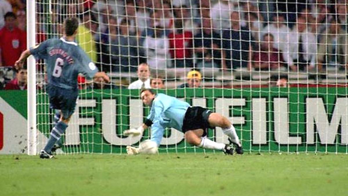 Und wieder kann England sein Trauma nicht überwinden. Die entscheidende Parade von Andreas Köpke wurde zum Liedgut: "Gareth Southgate, the whole of England is with you - oh it's saved..."