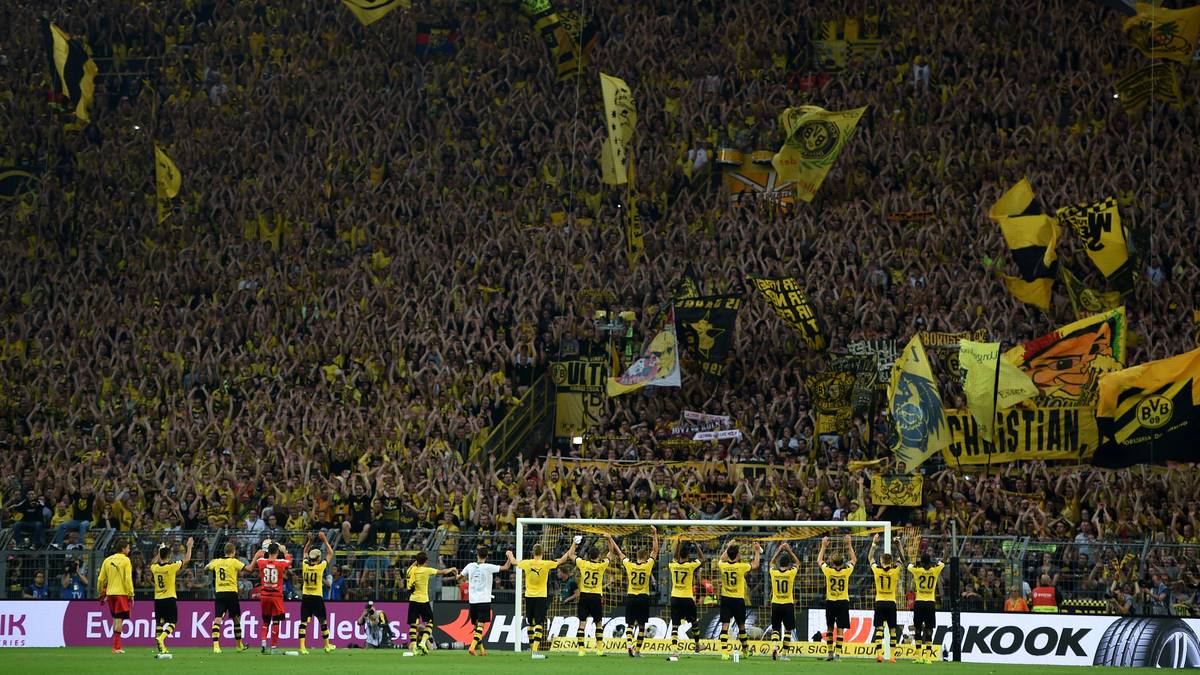 Borussia Dortmund vor der Südtribüne