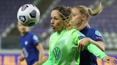 Kathrin Hendrich (l.) unterschreibt beim VfL Wolfsburg einen Vertrag bis 2024
