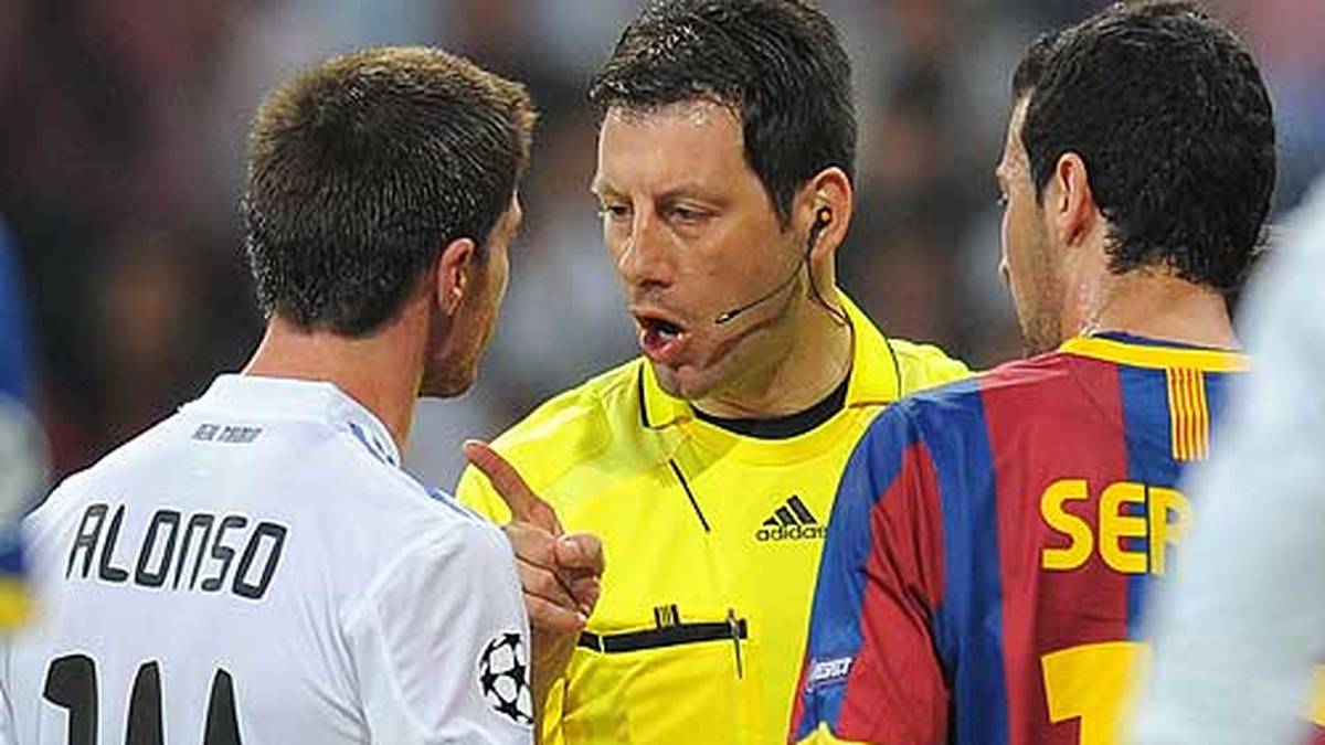 Die Duelle in der ersten Real-Saison unter dem Portugiesen Jose Mourinho 2010/2011 haben es ohnehin in sich. Im Hinspiel des Champions-League-Halbfinals ist es Barca, das der hitzigen Partie im Bernabeu den Stempel aufdrückt. Der deutsche Schiedsrichter Wolfgang Stark hat wegen der vielen kleinen Fouls und Unterbrechungen alle Hände voll zu tun. Hier ermahnt er Reals Xabi Alonso (l.)