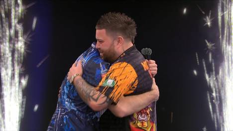 Luke Humphries ist der Darts-Spieler der Stunde. Der Weltmeister gewinnt seinen dritten Tagessieg in Folge und spielt dabei in jedem Spiel 104+ im Average.