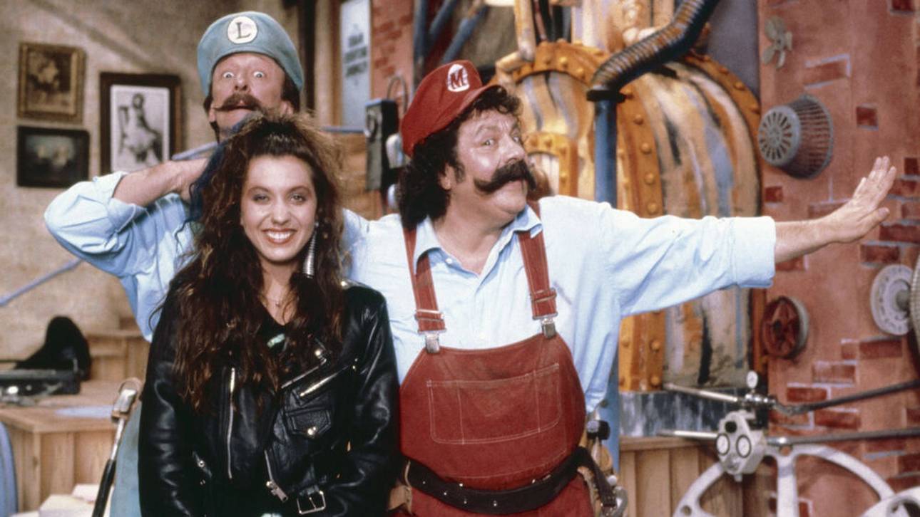 Lou Albano (r.) und Sängerin Moon Zappa in der Super-Mario-Serie 1989