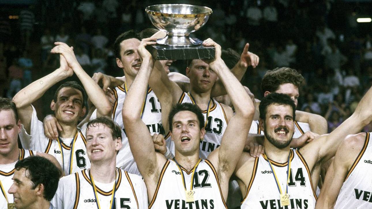 Deutschland mit Trainer Svetislav Pesic (unten links) jubeln über den EM-Titel 1993