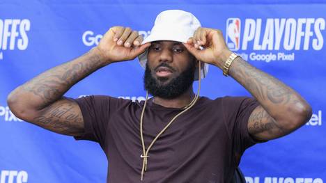 LeBron James auf der Pressekonferenz