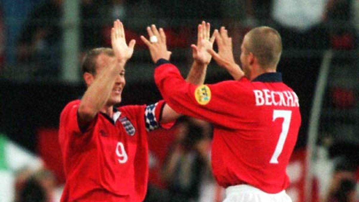PLATZ 10 - Bei der EM 2000 hat Deutschland das Nachsehen. Alan Shearer (l.) trifft und jubelt mit David Beckham