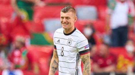 Die Spekulationen haben ein Ende: Toni Kroos läuft tatsächlich wieder für das DFB-Team auf - und macht den Fans direkt Hoffnung mit Blick auf die EM.