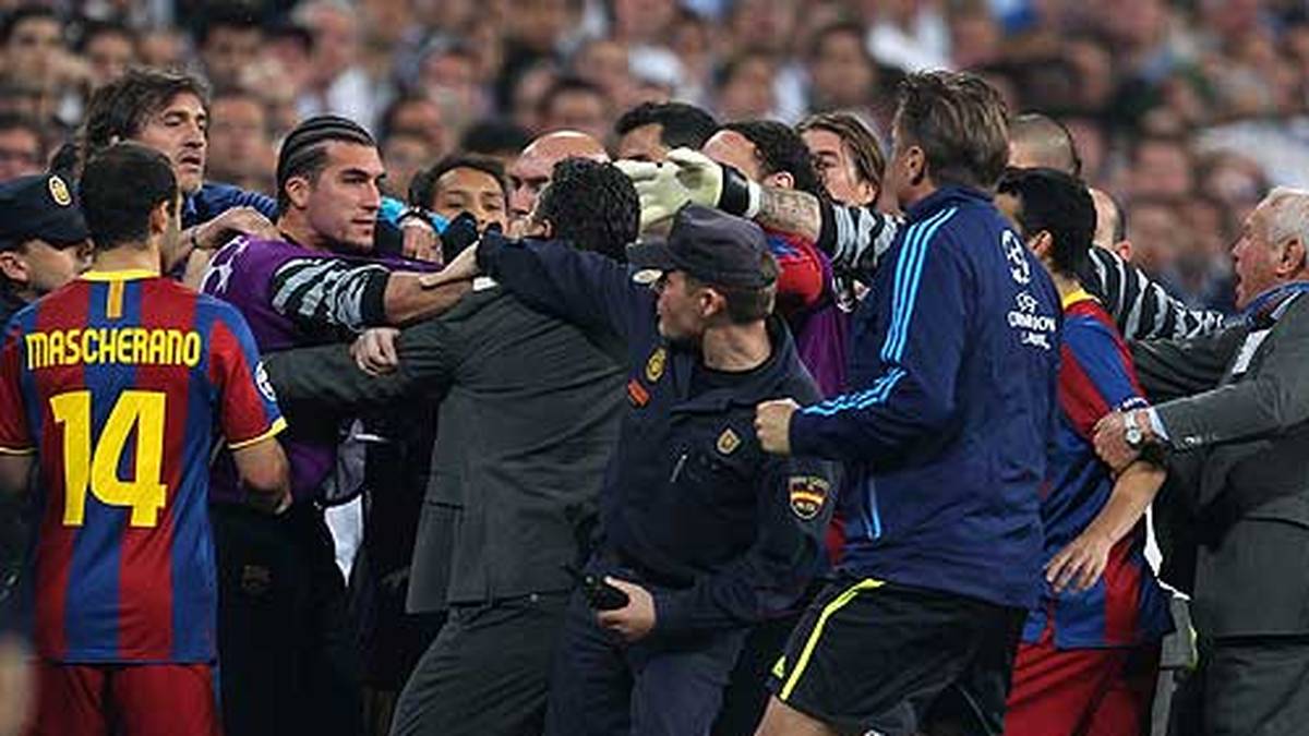 Einen großen Aufreger gibt es in der Pause. Auf dem Weg in die Kabine kommt es zu Tumulten und Rudelbildung. Barcas Ersatzkeeper Pinto (3. v. l.) sieht Rot