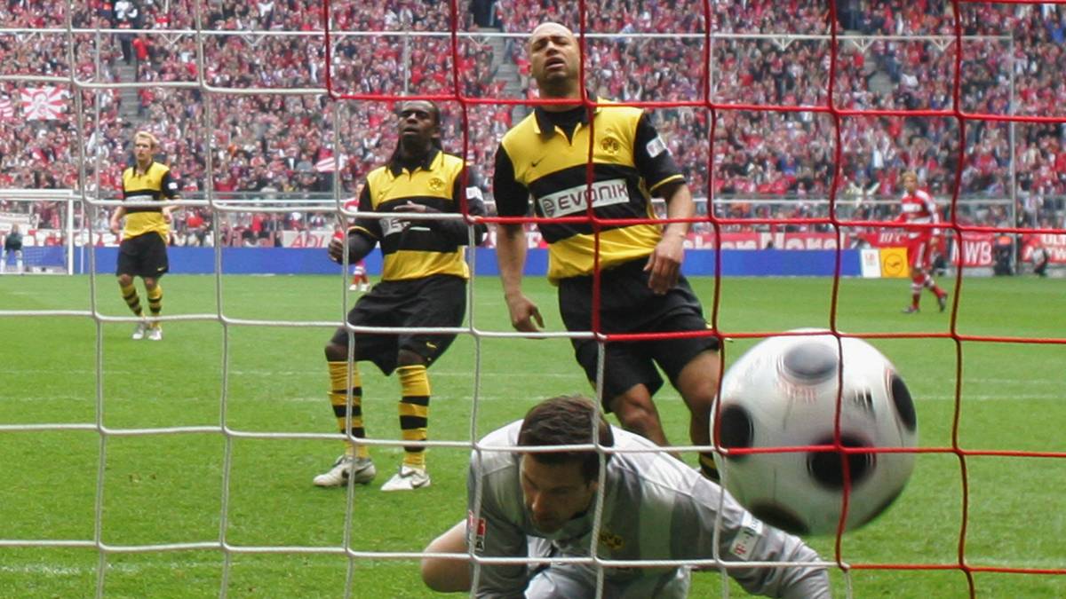 Im selben Jahr setzt es für Dede allerdingas auch die nächste Finalniederlage. Im Pokalendspiel gegen den FC Bayern zieht das Team um den langjährigen Außenverteidiger den Kürzeren. 