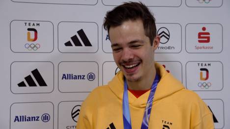 Philipp Raimund spricht über seinen Olympiasieg im Skispringen und erklärt scherzhaft, warum es auf der Schanze besser klappt als beim Fußball.