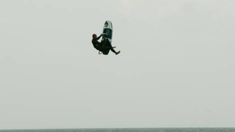 Horror-Sturz, Fairplay und ein hauchdünnes WM-Finale: Die Kite-Surf-WM auf Sylt sorgt für Spannung. Keanu Merten scheidet im Viertelfinale aus, James Carew wird Weltmeister und Kaya Lehmann holt Bronze für Deutschland.