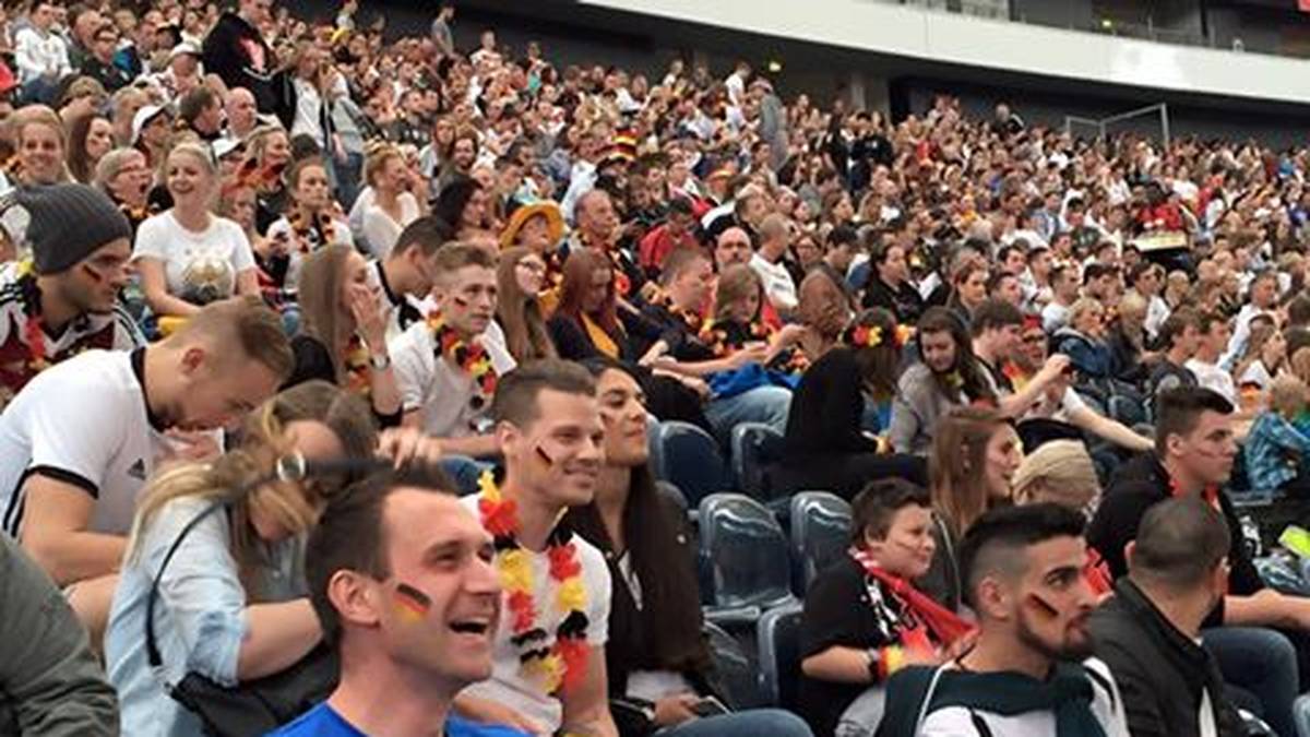 EM Public Viewing in der Commerzbank Arena am Tag des Fussballs.