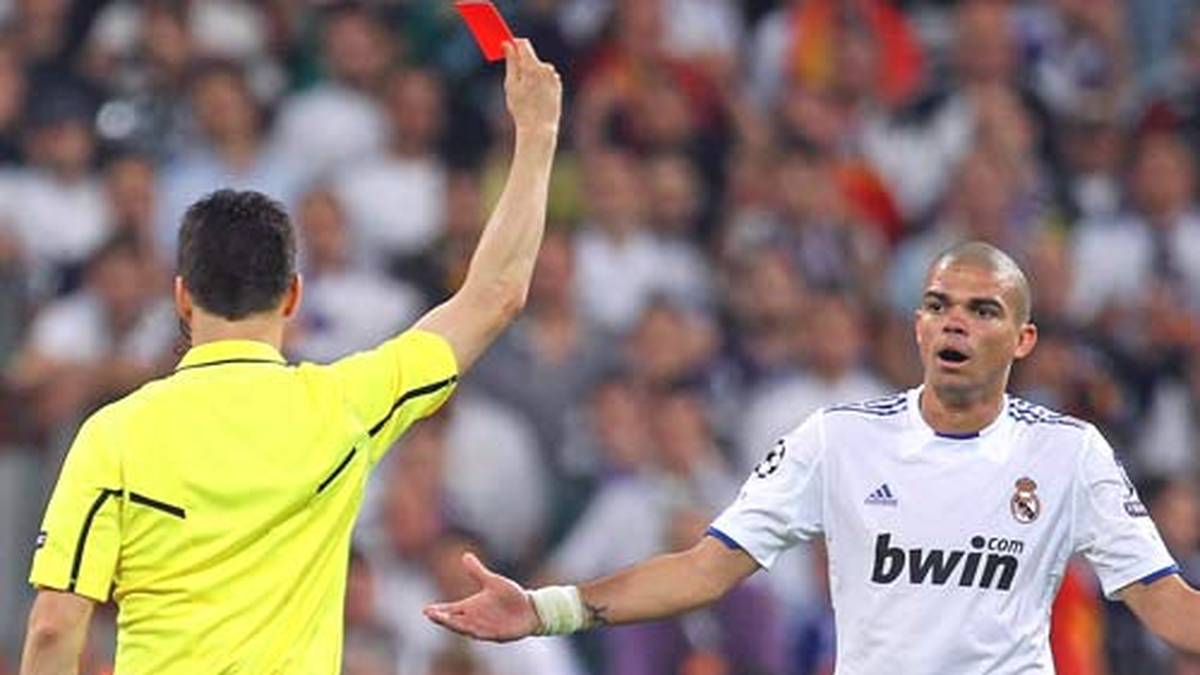 Die entscheidende Szene des Spiels: Stark zeigt Pepe (r.) nach einem Foul an Dani Alves Rot. Wieder einmal muss sich Real zu zehnt gegen Barca zur Wehr setzen