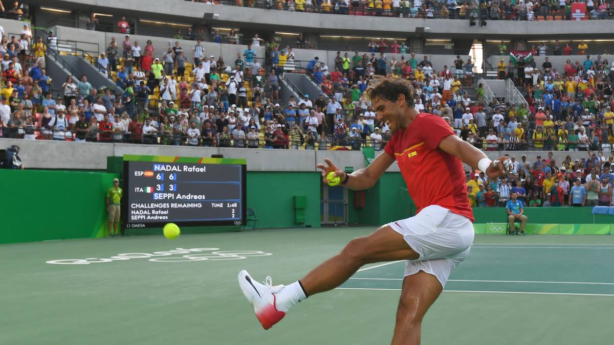 Rafael Nadal kickt einen Ball mit dem Fuß ins Publikum