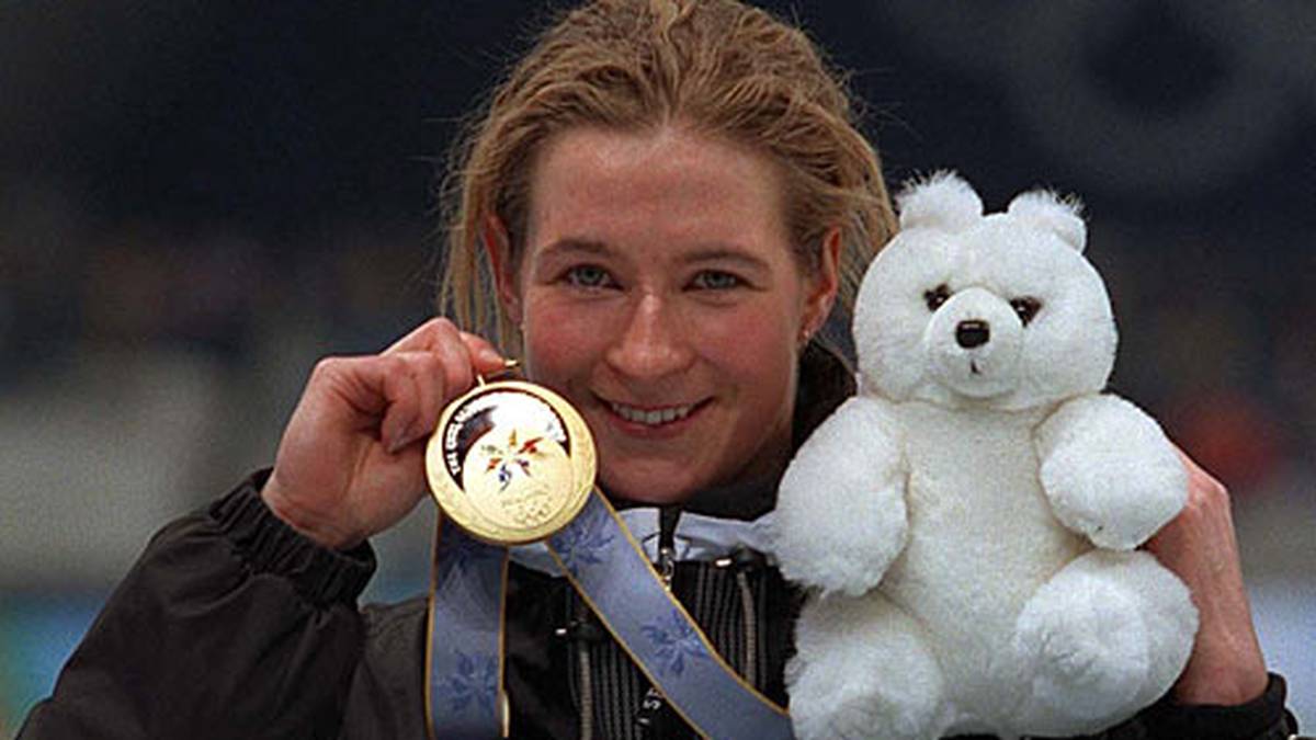 Im Senioren-Bereich ist Eisschnellläuferin Claudia Pechstein zu DDR-Zeiten noch nicht aktiv - ihr Weltcup-Debüt gibt sie erst 1991. Den Weg zum Profi geht sie jedoch durch die Kaderschule des Ostens, inklusive Kinder- und Jugendspartakiaden. Nach der Wende hamstert sie Titel: Fünfmal holt sie Olympia-Gold