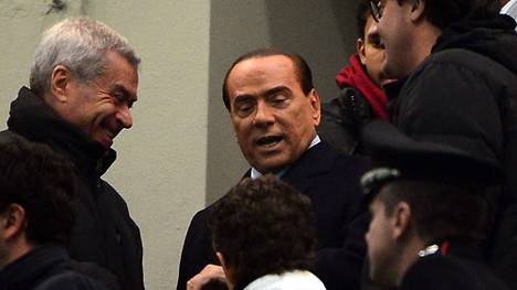 Silvio Berlusconi (m) muss dem AC Mailand finanziell helfen