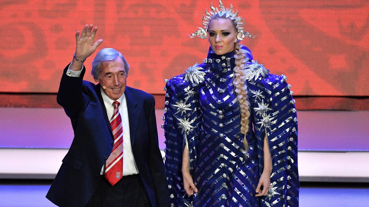 Die Begleitung von Englands ehemaligem Torwart Gordon Banks setzt auf Schulterpolster und metallische Akzente