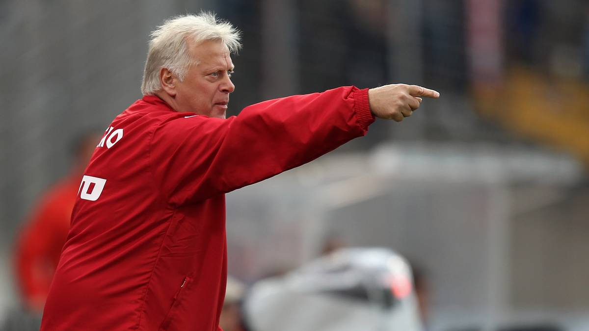 Nach seiner aktiven Karriere zunächst Versicherungsvertreter, dann immer ambitionierter als Trainer, führte Rot-Weiß Oberhausen 2008 in die 2. Bundesliga. Aktuell Bezirksliga-Coach - beim Lokalrivalen Blau-Weiß Oberhausen