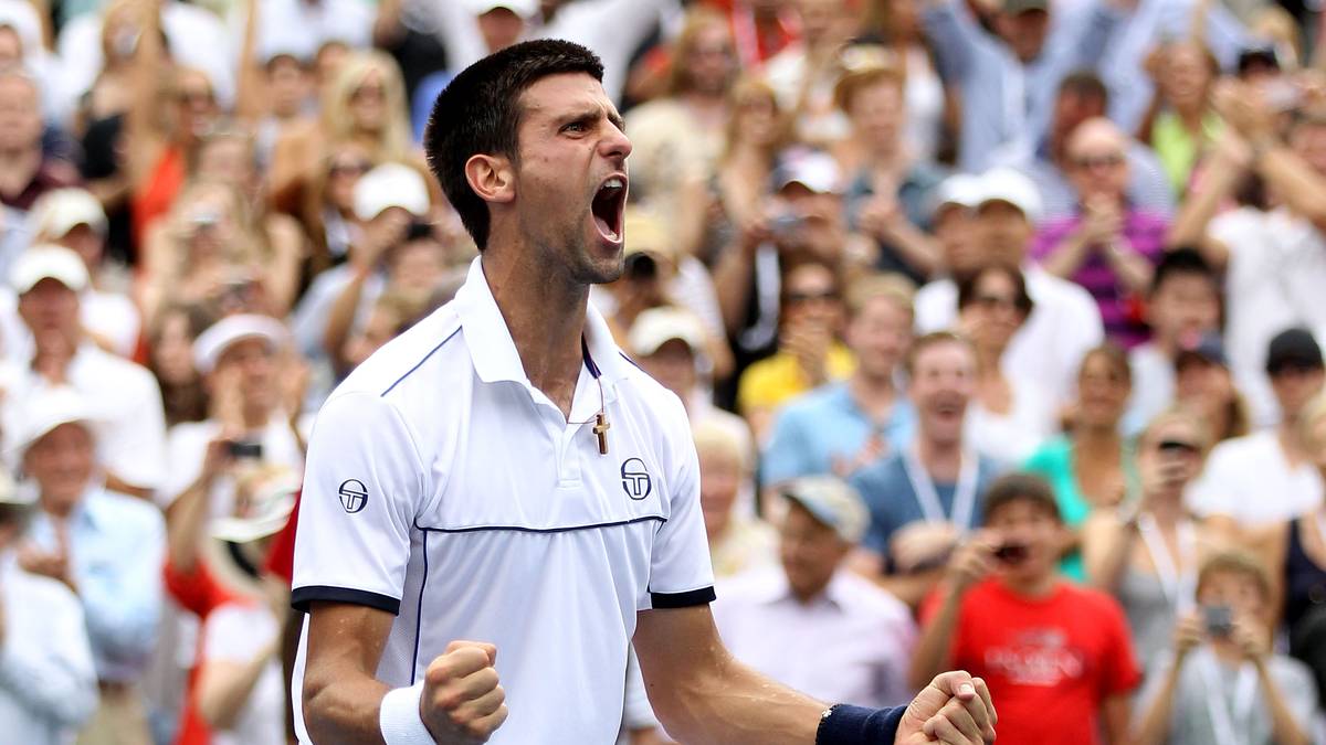 Diesmal hat der Serbe die Nase vorn - und das nach einer unglaublichen Aufholjagd. Die ersten beiden Sätze holt sich Federer. Dann aber dreht Djokovic auf, gewinnt die drei folgenden Durchgänge - und kann nach 3:51 Minuten seinen 6:7, 4:6, 6:3, 6:2, 7:5-Sieg bejubeln