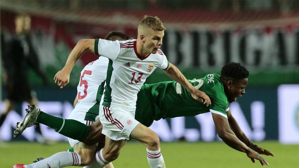 Auswärts spielen die Ungarn in Weiß mit rot-grünen Akzenten.