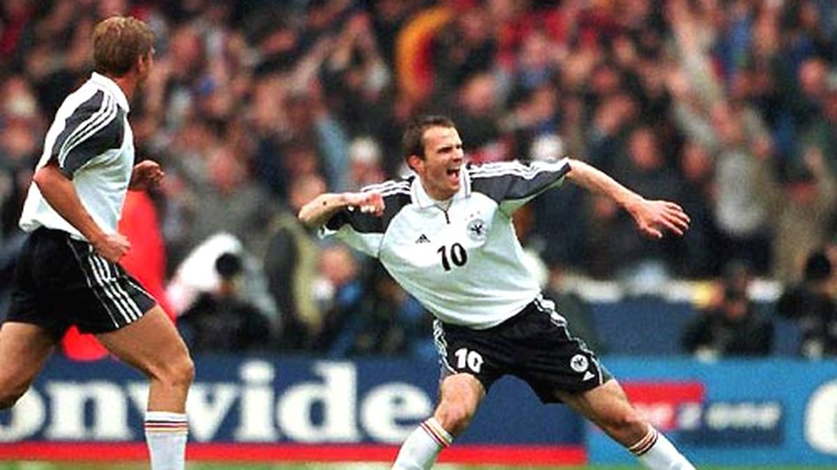 PLATZ 8 - In der WM-Qualifikation 2000 bejubelt Didi Hamann (r.) mit Marko Rehmer das 1:0 für Deutschland. Er erzielt per Freistoß das letzte Tor im alten Wembley-Stadion