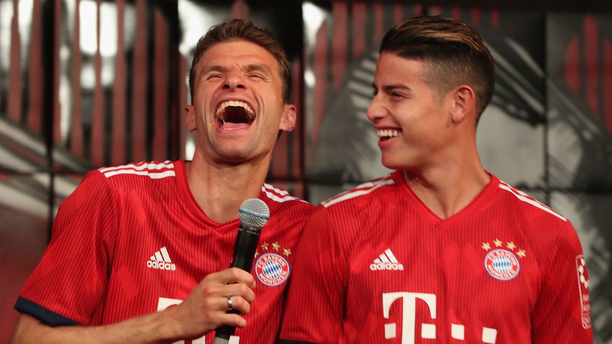 Die markanten Rauten, wie auch im Vereinswappen zu sehen, ziehen sich in verschiedenen Rottönen über die gesamte Brust, die Ärmel und den Kragen des Trikots