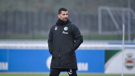 Die Bestätigung ist da: Dimitrios Grammozis hat sich mit dem Coronavirus infiziert. Der Trainer des FC Schalke fällt im Topspiel der 2. Bundesliga gegen den FC St. Pauli aus.