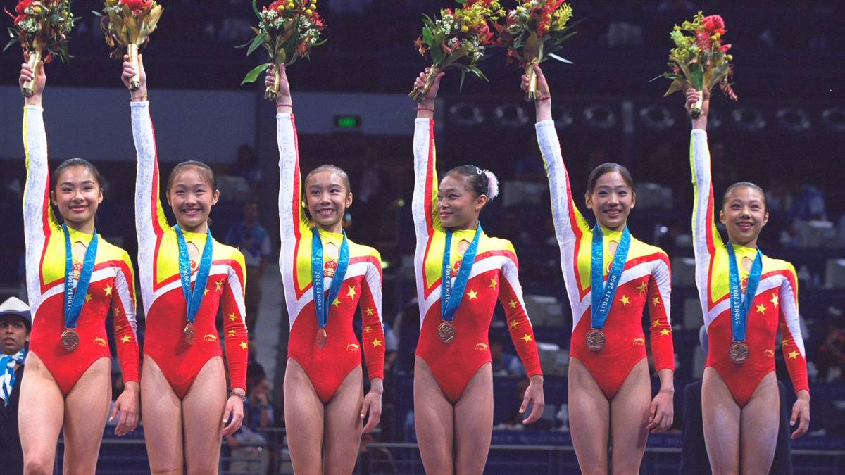 Die chinesischen Kunstturnerinnen müssen ihre Bronzemedaille von Sydney 2000 nachträglich wieder abgeben, weil eine von ihnen zu diesem Zeitpunkt erst 14 Jahre alt und damit zu jung ist