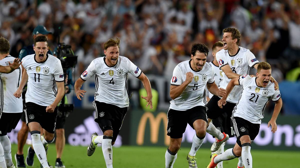 Jonas Hector bleibt am Ende ganz cool und schießt Deutschland ins Halbfinale. Alle Dämme brechen: Erstmals setzt sich das DFB-Team bei einem großen Turnier gegen Italien durch