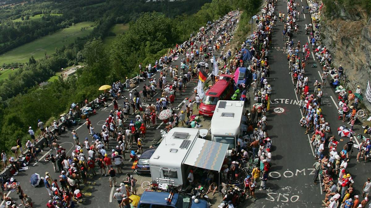 Es sind die wohl berühmtesten 21 Kehren der Radsportgeschichte. Fan-Massen werden auch dieses Jahr den Anstieg bevölkern