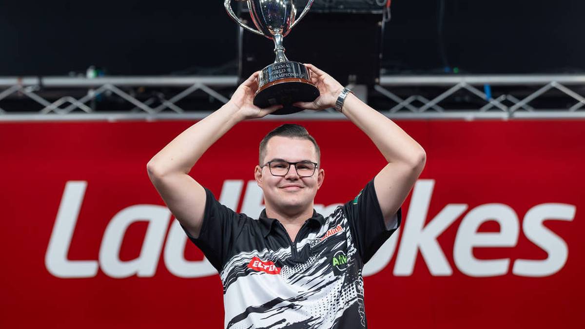 Van Veen ist bekannt für seine ruhige Art und seine Präzision, die ihn auch unter Druck stark performen lässt. Sein Spiel hat sich seit 2023 stetig verbessert und viele Experten sehen in ihm die Zukunft des niederländischen Dartssports. Obwohl er bei der Darts-WM bisher noch kein Spiel gewinnen konnte, könnte er in diesem Jahr für Furore sorgen.