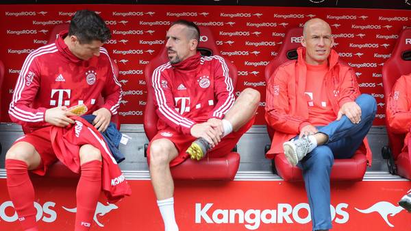 KAISERSLAUTERN, GERMANY - MAY 27: Robert Lewandowski of FC Bayern Muenchen, Franck Ribery of FC Bayern Muenchen and Arjen Robben of FC Bayern Muenchen sit on the substitution bench during the friendly match between 1. FC Kaiserslautern and FC Bayern Muenchen at Fritz-Walter-Stadion on May 27, 2019 in Kaiserslautern, Germany. (Photo by Christian Kaspar-Bartke/Bongarts/Getty Images)