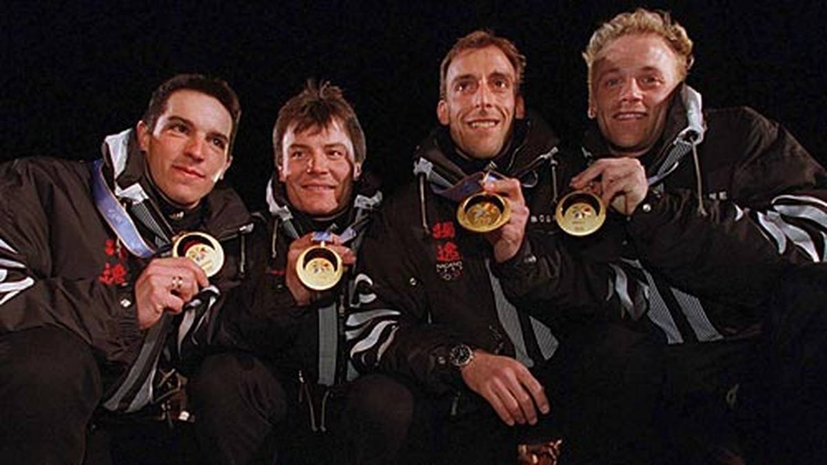 Diese vier bringen den Biathlon zurück auf die deutsche Landkarte: Der Sachse Ricco Groß und die Thüringer Sven Fischer, Frank Luck und Peter Sendel sind in den 90er Jahren Medaillengaranten für das deutsche Team und hieven ihren Sport mit ihren Siegen ins Rampenlicht