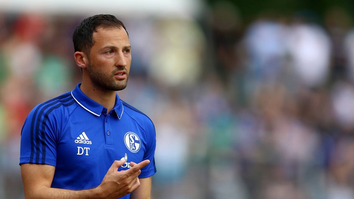 Ganze fünf Jahre jünger ist DOMENICO TEDESCO (31), der im Sommer das Ruder beim FC Schalke 04 übernommen hat. Bisher fällt der Neuzugang vor allem mit harten Entscheidungen auf - zuletzt sägte er Benedikt Höwedes als Kapitän ab