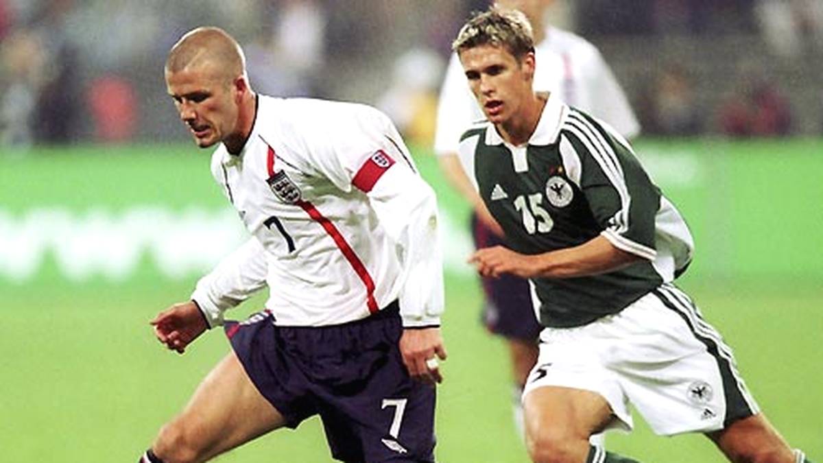 David Beckham (l.) befindet sich auf dem Höhepunkt seiner Schaffenskraft. Sebastian Kehl kommt nicht hinterher