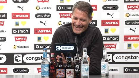 Bei der Pressekonferenz vom FC St. Pauli mit Trainer Alexander Blessin entwickelte sich ein Running Gag über "intelligente Fragen" der für sichtlich gute Laune bei allen beteiligten sorgte.