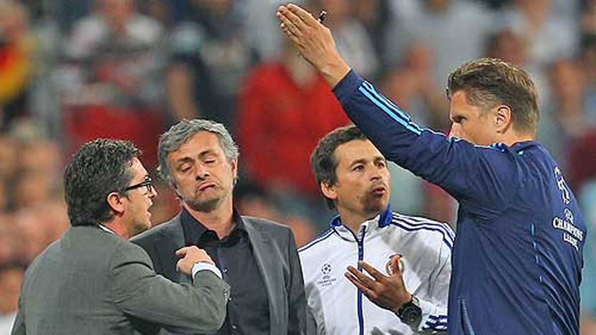 Negativ fällt einmal mehr Reals Trainer Jose Mourinho (2.v.l.) auf. Der Portugiese echauffiert sich im Spiel so sehr, dass er auf die Tribüne verbannt wird. Auch noch nach der Partie beschwert er sich über das Schiedsrichtergespann um Stark und wird daraufhin von der UEFA mit einer Strafe belegt